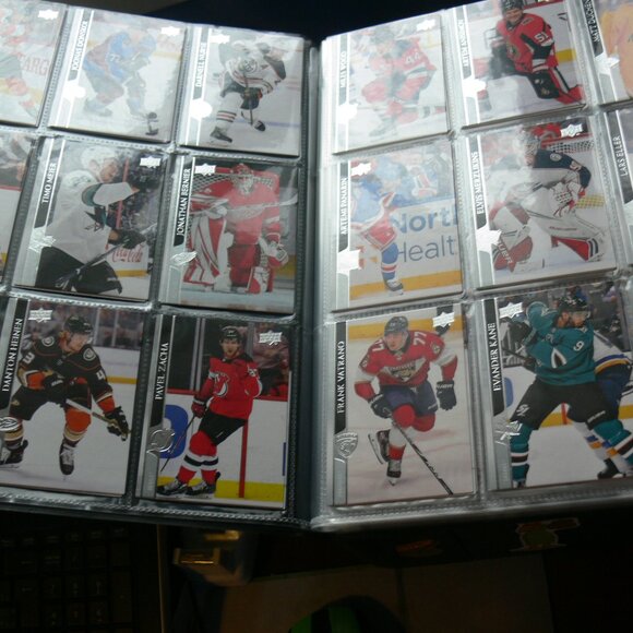 HOCKEY CARDS IN ALBUM 250 MINT CARDS IN 14 PAGES. - Picture 2 of 2